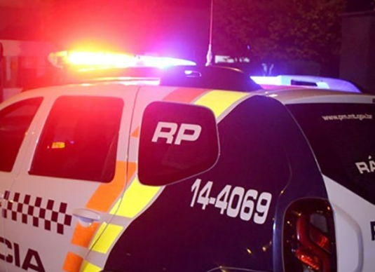 Homem  preso aps agredir companheira e tentar atacar pai com faca em gua Boa