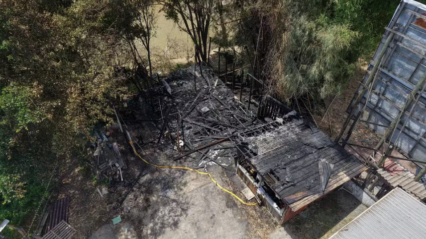 Casa de suspeito de atentado em Braslia  incendiada em Santa Catarina
