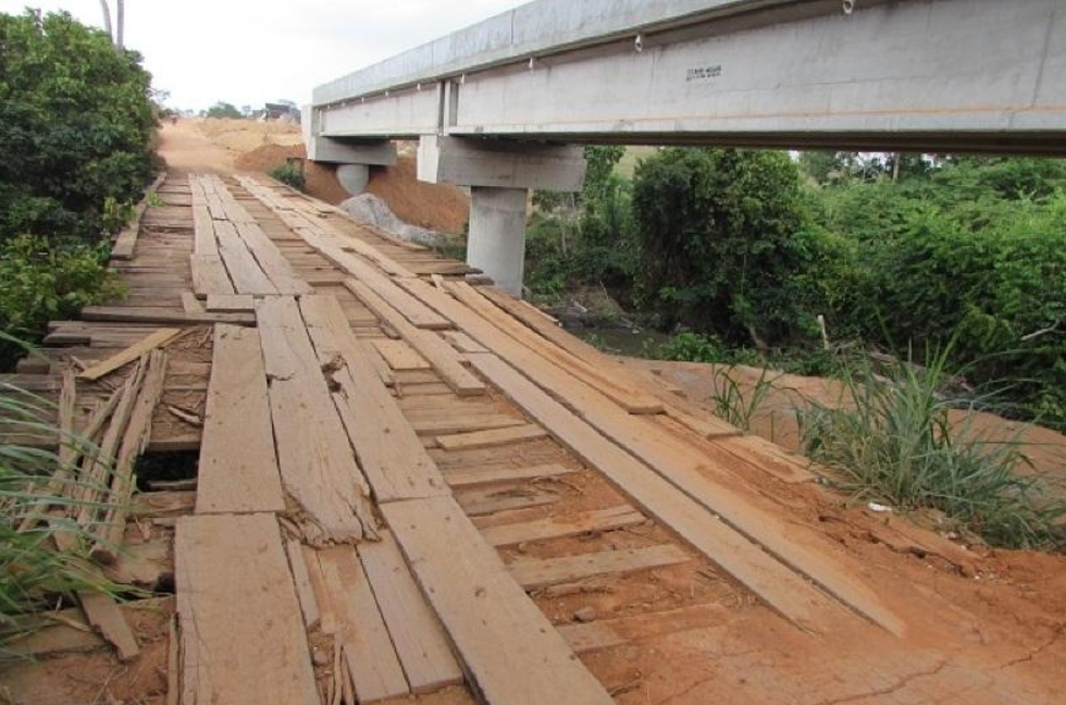 Trabalhador morre atingido por madeiras em obra de ponte sobre o Rio Vermelho, em Castanheira
