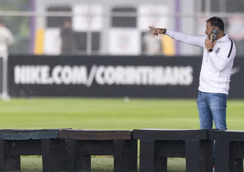 Corinthians busca soluo para ficar livre de punio da Fifa e avanar em contratao