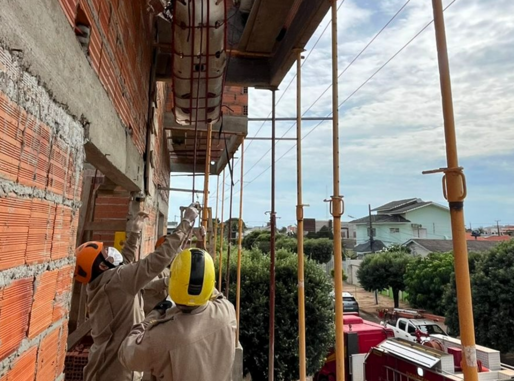 Bombeiros socorrem trabalhador v�tima de choque el�trico em constru��o 