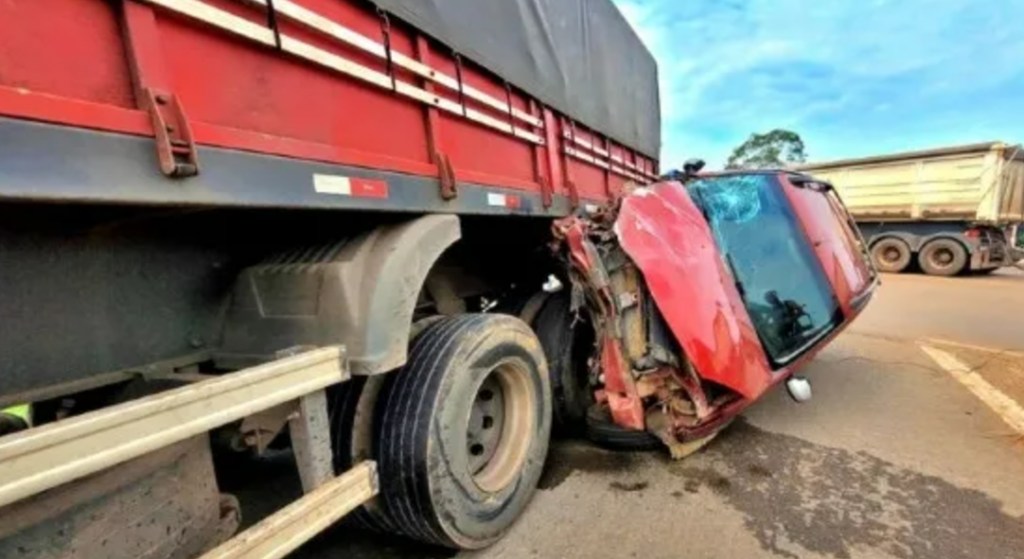 Carro � prensado entre duas carretas em Sinop; ocupantes saem ilesos