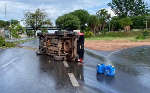 Motorista Perde Controle de Caminhonete e Capota na Avenida Fernando Corr�a da Costa em Cuiab� 
