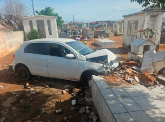 Motorista invade cemitrio e colide contra tmulo em Mirassol D'Oeste