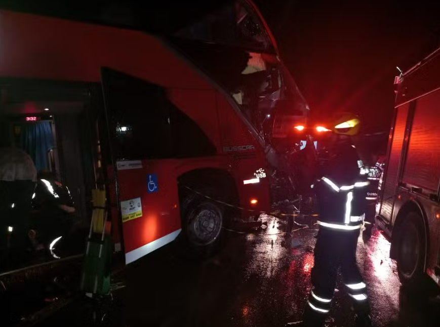 Motorista morre e 12 ficam feridos em batida entre �nibus e caminh�o em rodovia de MT