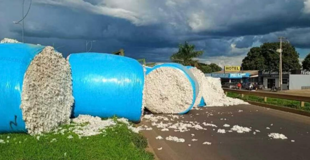 Carreta carregada com algod�o tomba em rotat�ria da BR-070 em Primavera do Leste