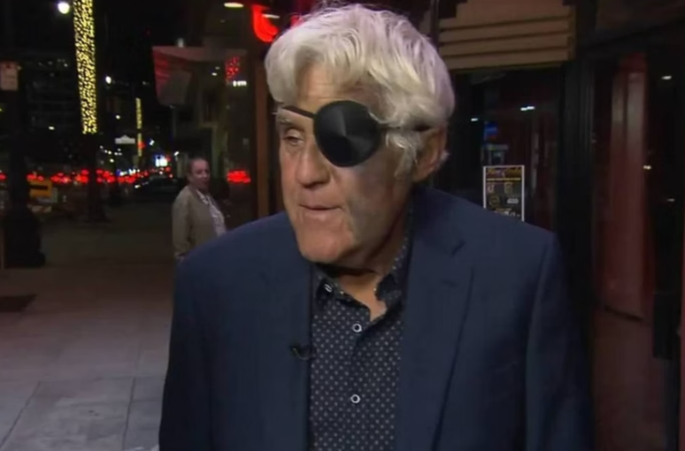 Jay Leno faz apari��o com tapa-olho ap�s cair de penhasco de 18 metros