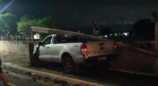 Motorista embriagado � detido ap�s derrubar poste em V�rzea Grande