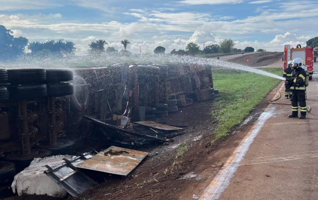 Corpo de Bombeiros combate inc�ndio em carreta carregada com fardos de pluma de algod�o
