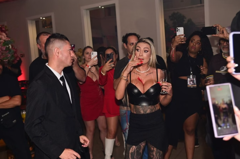 Andressa Urach leva pontos no rosto ap�s pancadaria com Juju Ferrari