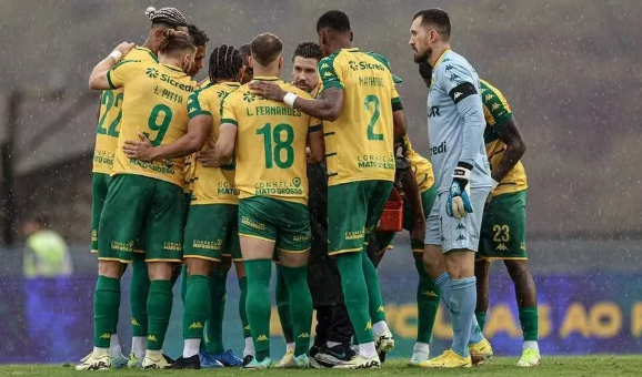 Cuiab� � rebaixado � S�rie B e sofre cr�ticas ferrenhas da torcida