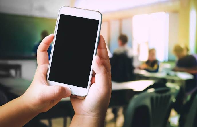 Mato Grosso aprova proibi��o de celulares em salas de aula para 2025