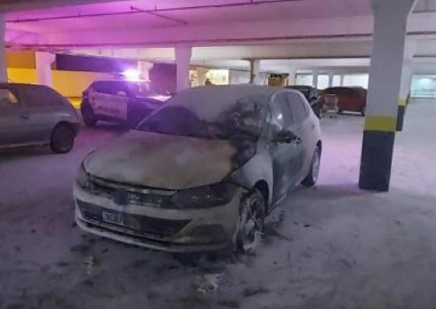 Homem incendeia ve�culo em estacionamento de mercado em Rondon�polis