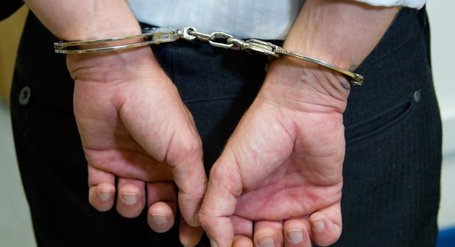 Mulher � presa ap�s deixar filhos sozinhos para beber em bar durante madrugada