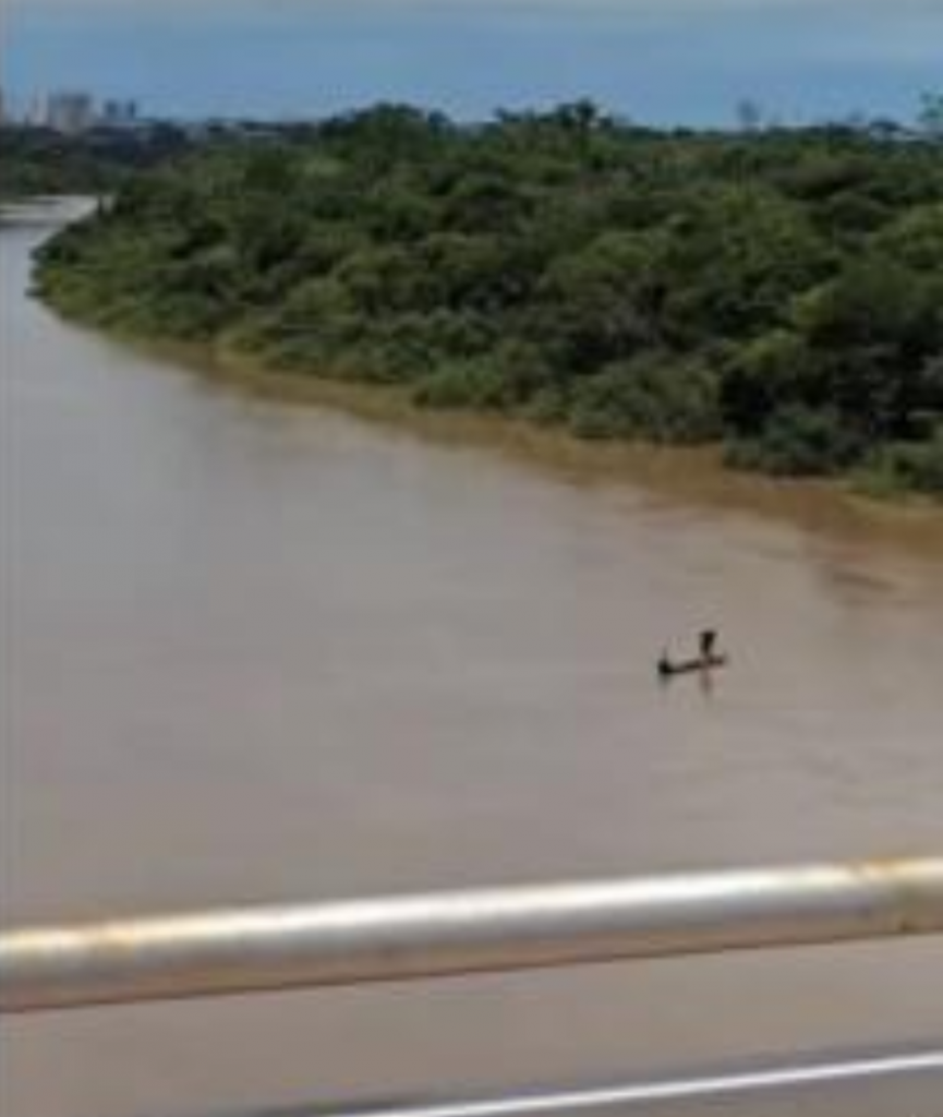 Governador flagra pescador irregular durante vistoria em ponte sobre o rio Cuiab�
