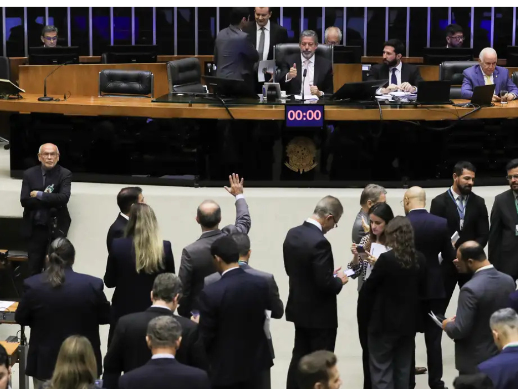 C�mara aprova urg�ncia para corte de gastos e governo promete negociar