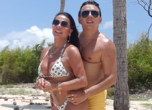 Gretchen Revela Mania de Dormir com a M�o Dentro do Shorts do Marido por Gostar do Toque