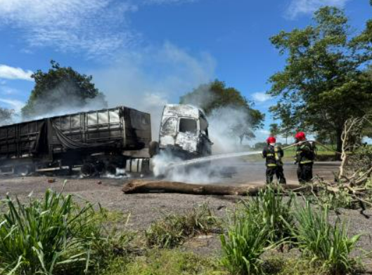 Carreta carregada com sulfato de alum�nio pega fogo na BR-364
