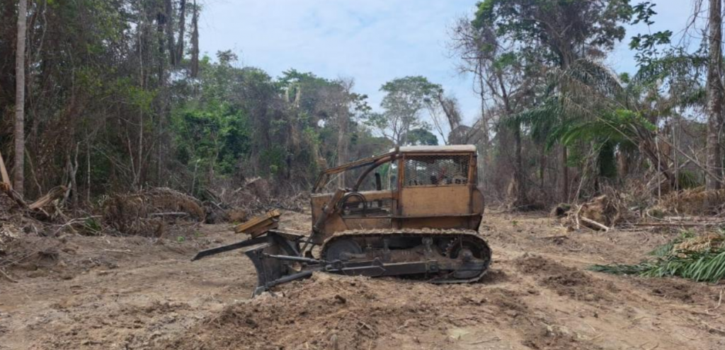 Sema apreende trator e multa infrator em R$ 215 mil por desmatamento ilegal em Alta Floresta
