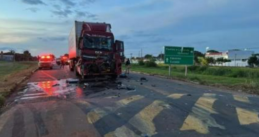 Motorista morre em colis�o entre dois caminh�es na BR-174