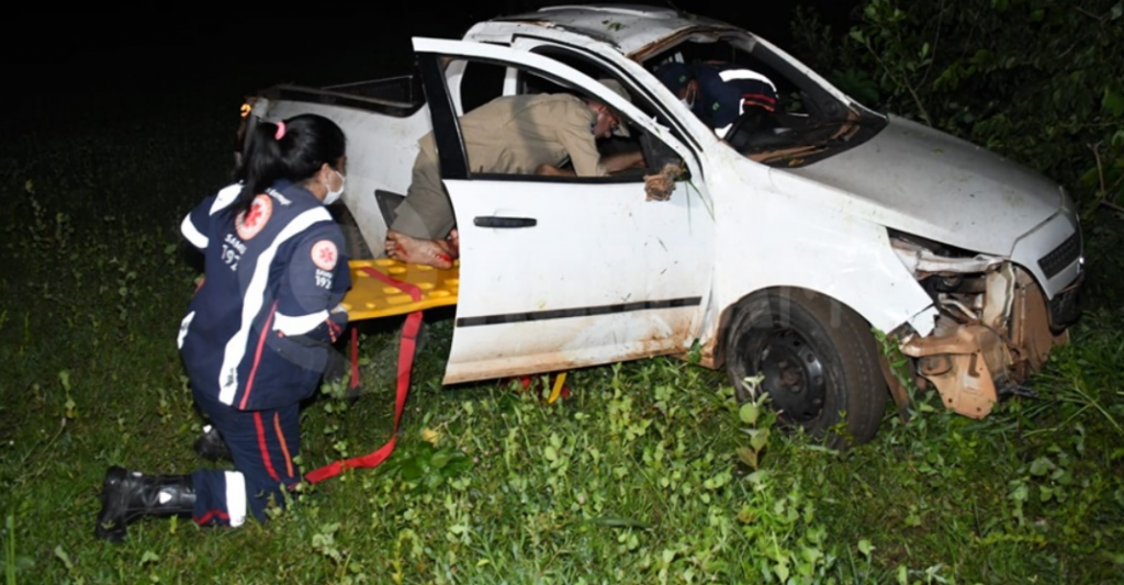 Carro capota no Anel Virio aps ser fechado por outro veculo em Rondonpolis