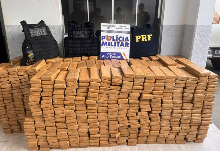 Pol�cia intercepta carregamento de 1.352 tabletes de maconha em Alto Taquari