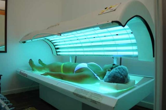 Apesar de proibidas no Brasil, c�maras de bronzeamento artificial ainda t�m adeptos