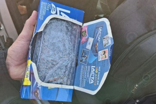 Policial penal � preso em flagrante ao tentar entrar em penitenci�ria com celulares escondidos em caixa de bombom