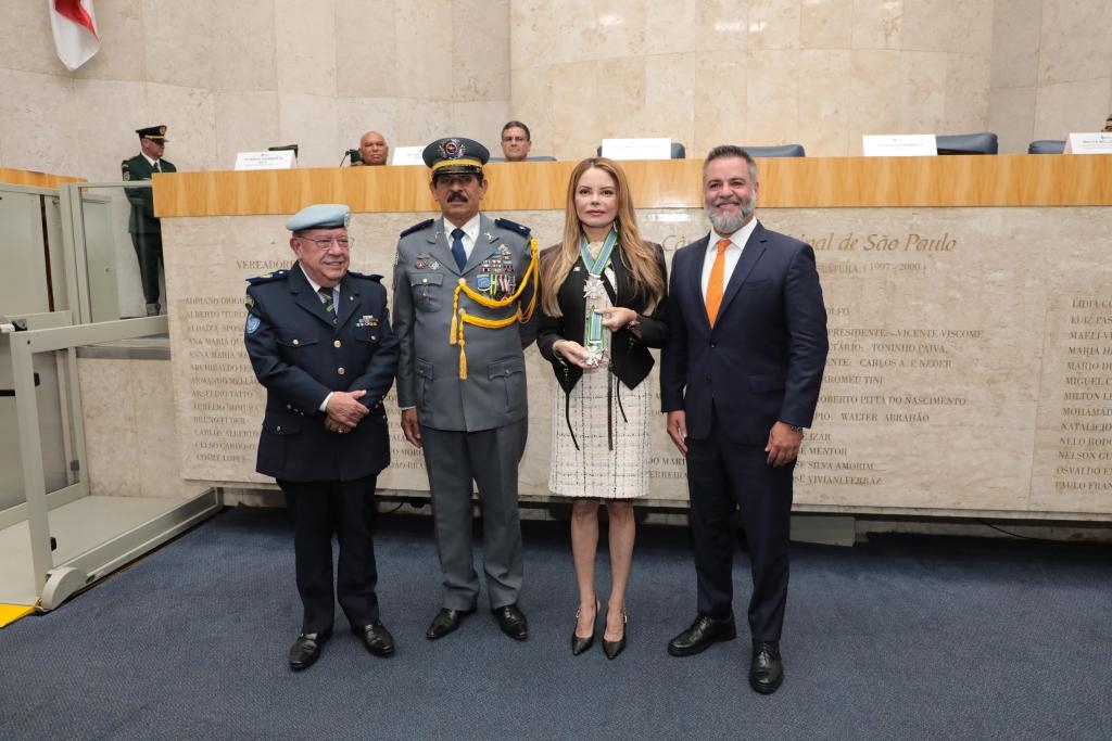 Primeira-dama de MT recebe Medalha de Mrito das Foras do Brasil por trabalho voluntrio e dedicao social