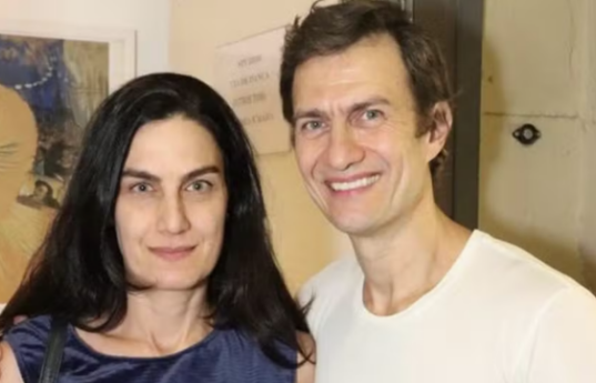 Irm� de Gabriel Braga Nunes rouba a cena no MASP e surpreende internautas pela semelhan�a com o ator