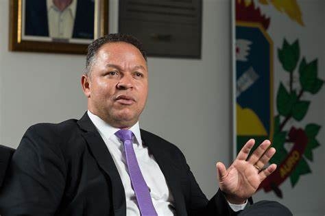 Prefeito eleito de Rondon�polis, deputado Cl�udio Ferreira desmonta gabinete e exonera 41 assessores 