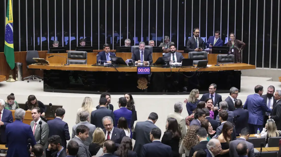 C�mara aprova regulamenta��o da reforma tribut�ria