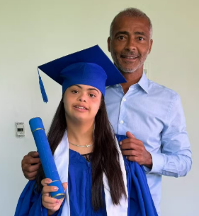 Filha de Rom�rio com S�ndrome de Down se forma no ensino m�dio e emociona o pai