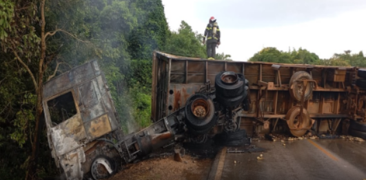Carreta carregada com milho tomba e pega fogo na BR-070 em Primavera do Leste
