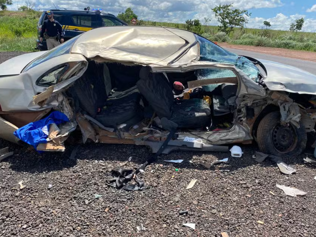 Passageira morre ap�s motorista ter mal s�bito e bater carro contra caminh�o na BR-070