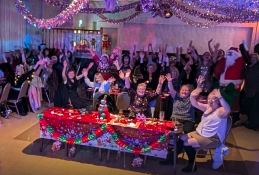 Redes sociais ajudam mulher a criar grupo de apoio e amizade no Reino Unido