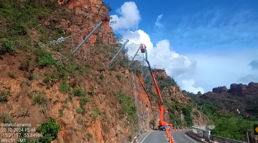 Tr�nsito no Port�o do Inferno � liberado ap�s instala��o de barreira din�mica