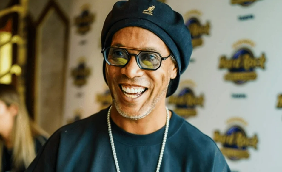 Ronaldinho Ga�cho lan�a 
