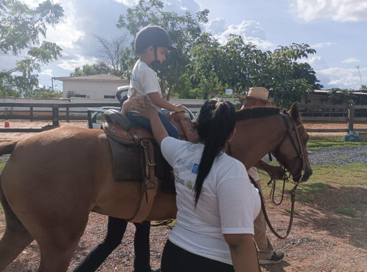 Projeto de equoterapia realiza quase 900 atendimentos a crian�as e adolescentes em Cuiab�