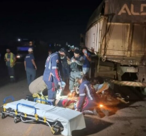 Jovem motociclista morre ap�s colis�o com caminh�o estacionado irregularmente em Rondon�polis