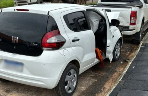 Mulher morre ao colidir contra caminhonete parada em MT