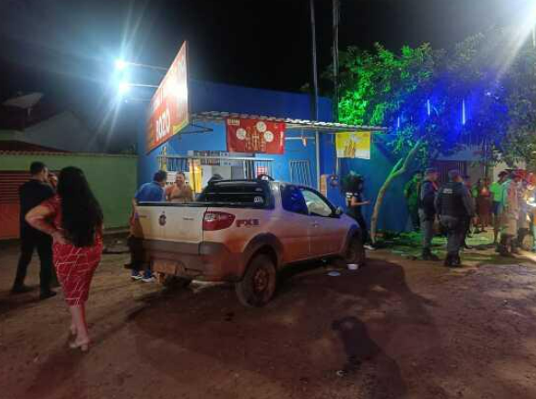 Cinco pessoas ficam feridas ap�s picape invadir distribuidora em Pontal do Araguaia