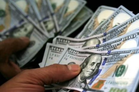 Banco Central vende US$ 3 bilh�es em leil�o extraordin�rio para conter alta do d�lar