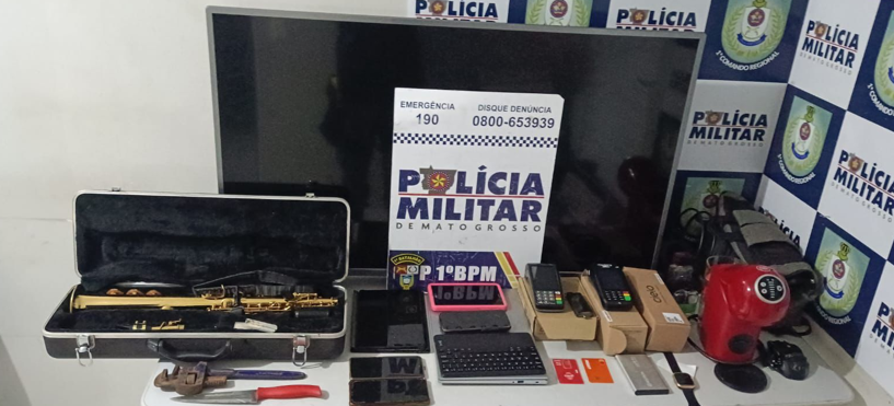 Casal � preso ap�s roubo a resid�ncia em Cuiab�; PM recupera ve�culo e objetos roubados