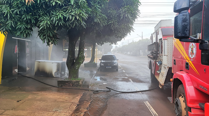 Bombeiros controlam incndio em lanchonete no Centro de Campo Verde