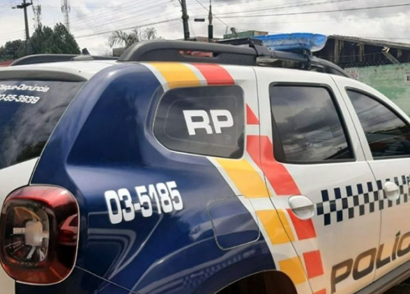 Homem atira em mercado, atinge mulher e morre em confronto com a PM