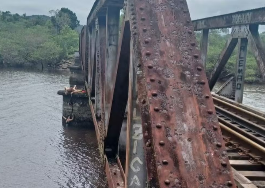 Mulher � resgatada ap�s cair de ponte ferrovi�ria durante selfie em Santa Catarina
