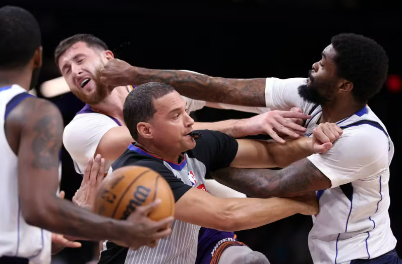 Briga generalizada marca vit�ria dos Mavericks sobre os Suns na NBA