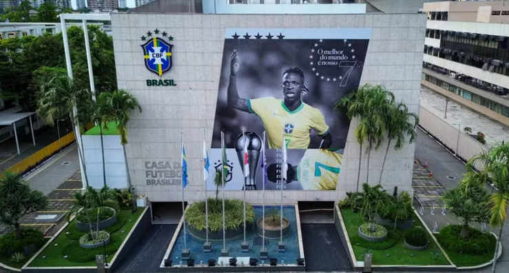 CBF homenageia Vini Jr. ap�s conquista de pr�mio de melhor jogador do mundo