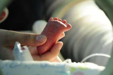 Beb� de 1 m�s morre enquanto dormia com os pais em Itanhang�